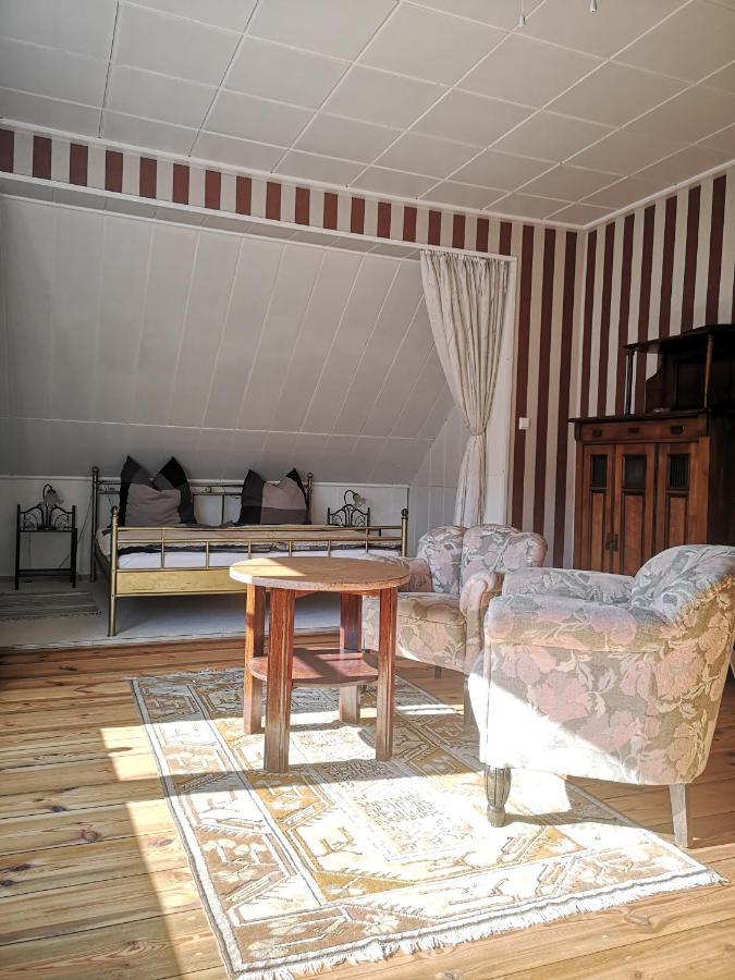 Bed and Breakfast Am Lindenplatz à Crinitz Extérieur photo